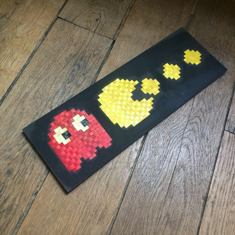 Pacman et fantôme rouge en marqueterie de paille, damier de carrés de 5 X 5 mm.